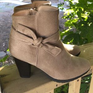 🍁Sale! White mt. Faux Suede boot